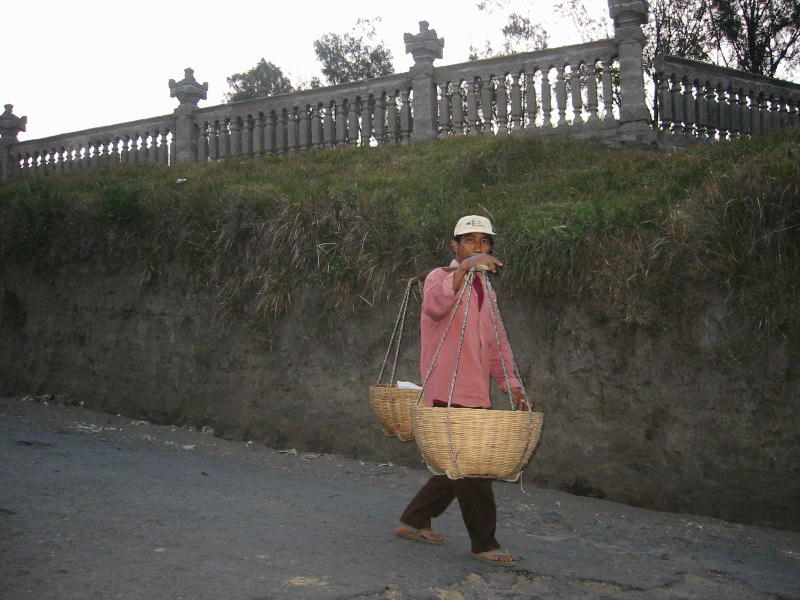 Peanuts seller (Bromo, Java).JPG