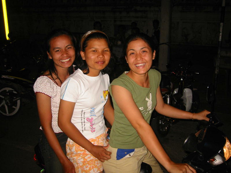 Three girls on motorbike ( Sukhotai - Thailand).JPG