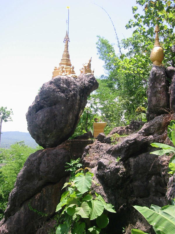 Hill jungle wat (Mae Sot).JPG