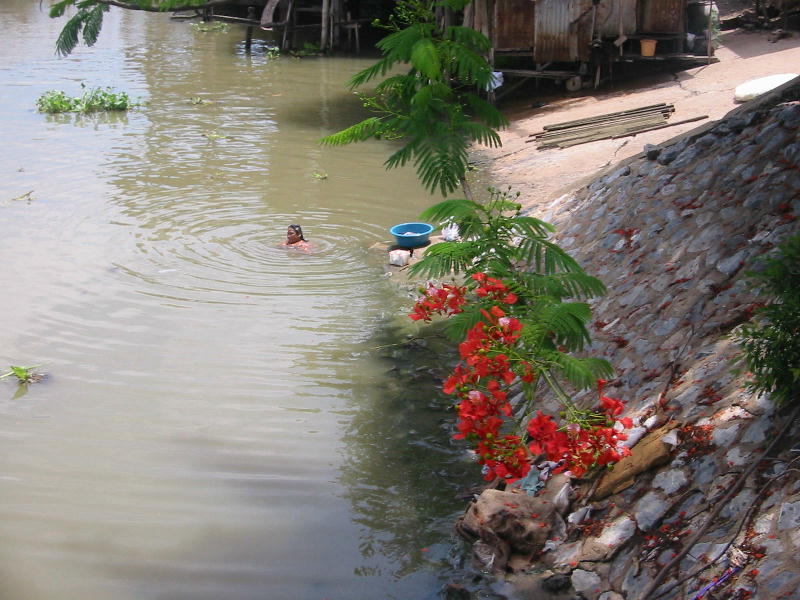 Morning wash (Lopburi).JPG