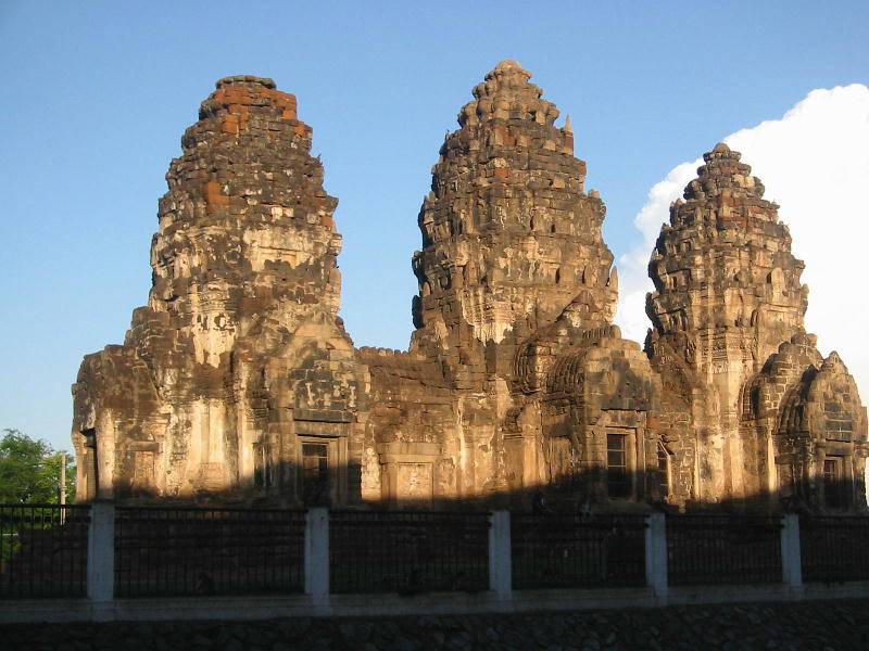 Stupas (Lopburi).JPG