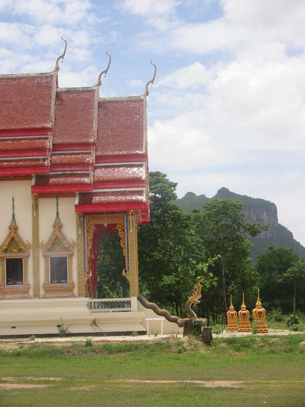 Wat (Kanchanaburi).JPG