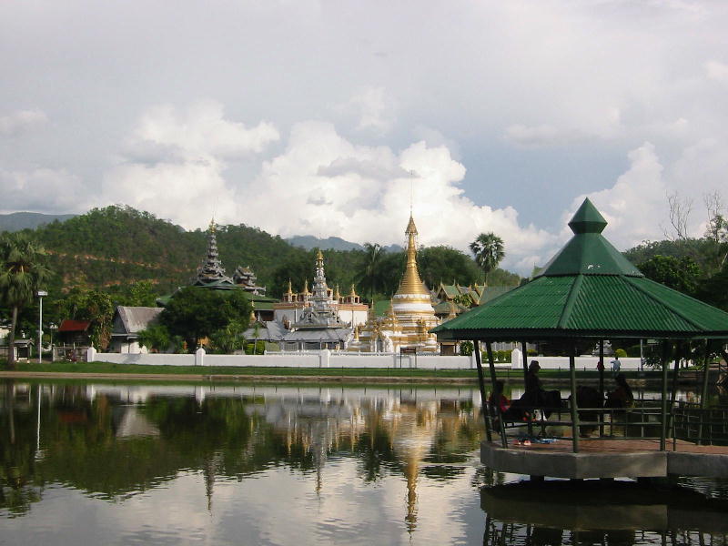 Wat on lake shore (Mae Hong Son).JPG