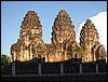 Stupas (Lopburi).JPG